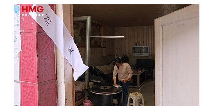 无处可去的村民们只好撕开封条住回危房中